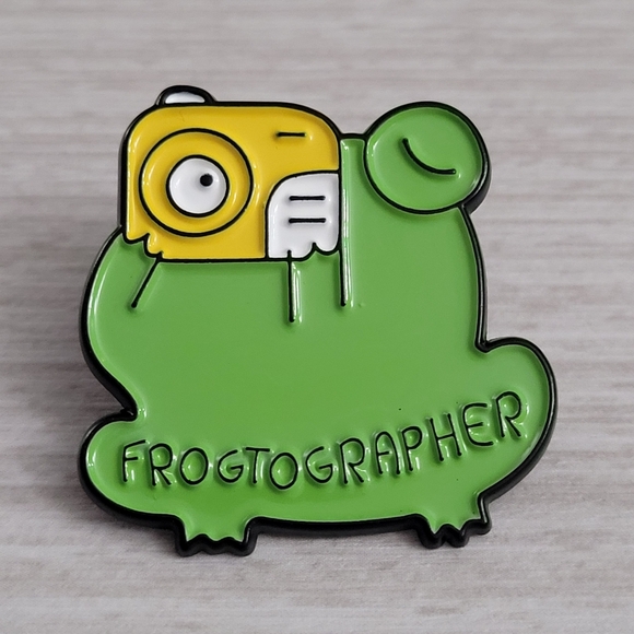Source Unknown Other - Frogtographer Frog With A Camera Enamel Pin